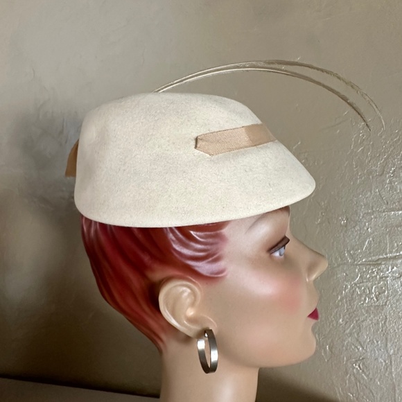 ELEGANT 1950s\' WINTER WHITE FELT TOQUE WITH TALL FEATHERS main image 13